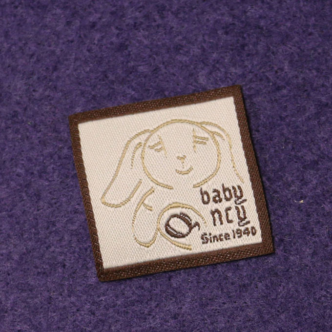 Il cotone delle etichette dell'abbigliamento tessuto bambini cuce sulle etichette dell'etichetta del tessuto dell'indumento
