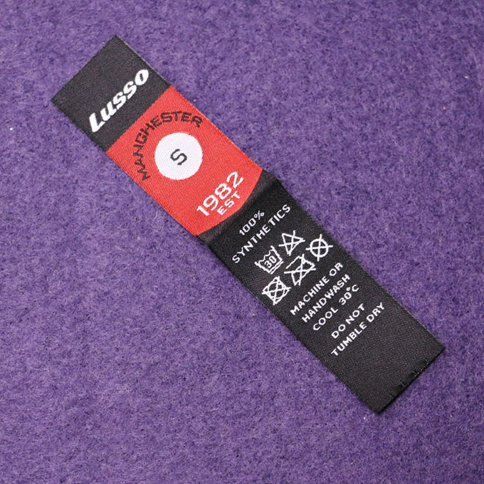Il quadrato nero del poliestere delle etichette su ordinazione di lusso dell'abito dell'indumento dell'OEM cuce nelle etichette di nome