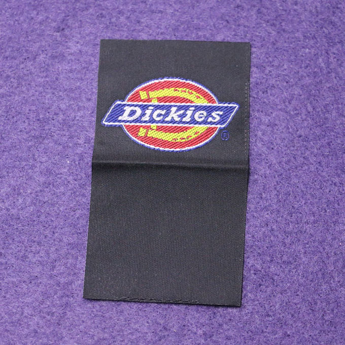 La dimensione di cucito delle etichette tessuta damasco del popolare dell'estremità etichetta il fondo bianco con testo nero