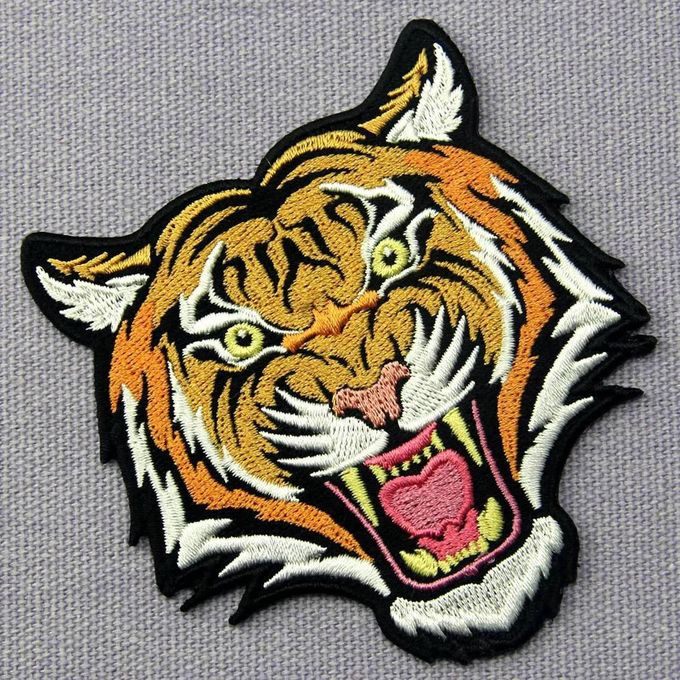 I distintivi del panno ricamati macchina cucono sul logo su ordinazione dell'animale della tigre