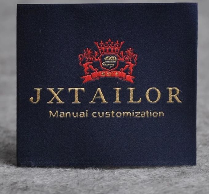 Il logo su ordinazione ha personalizzato il ferro adesivo dell'autoadesivo della colla delle etichette dell'abito sulle etichette tessute